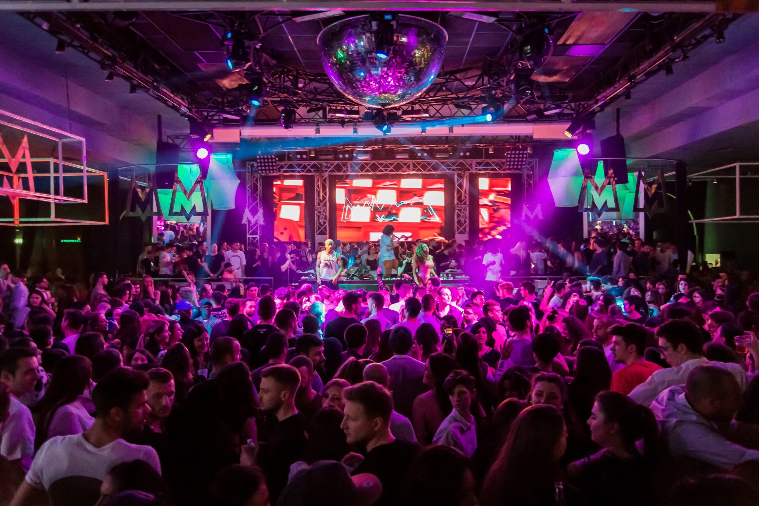 Differences Between Bars and Nightclubs –